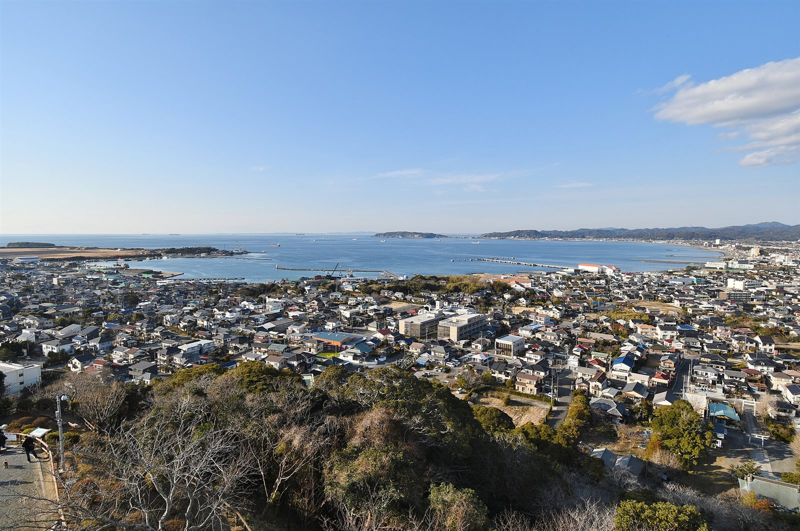 館山城から見下ろした、館山湾に沿って広がる市街地と、遠くに続く房総の山並み