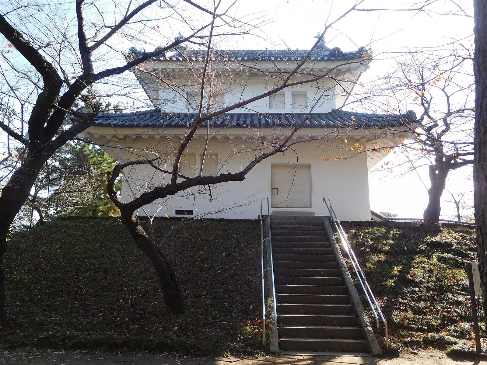 石段の上に建つ、白壁と瓦屋根の土浦城東櫓