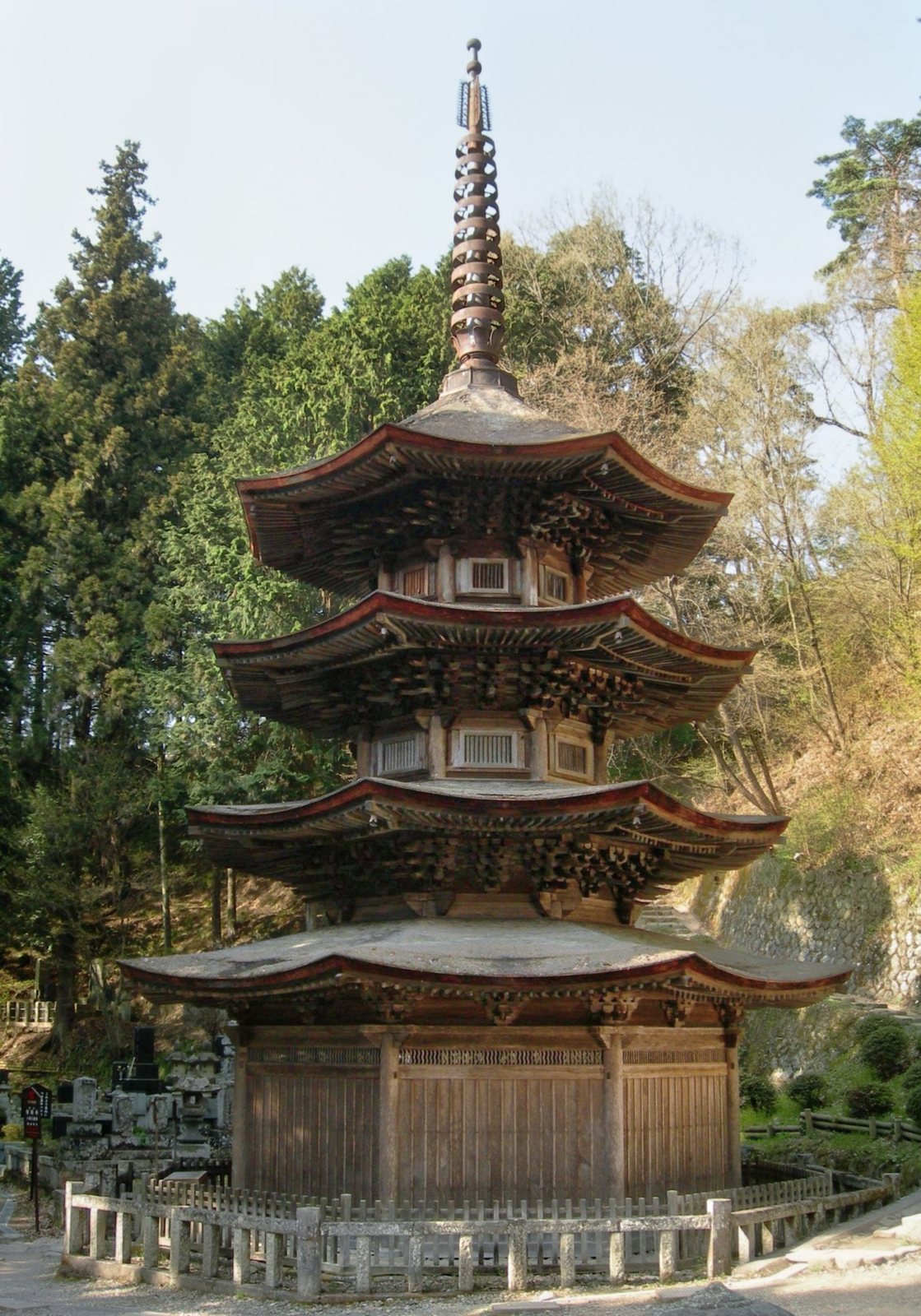木々の中にそびえる、安楽寺の八角三重塔