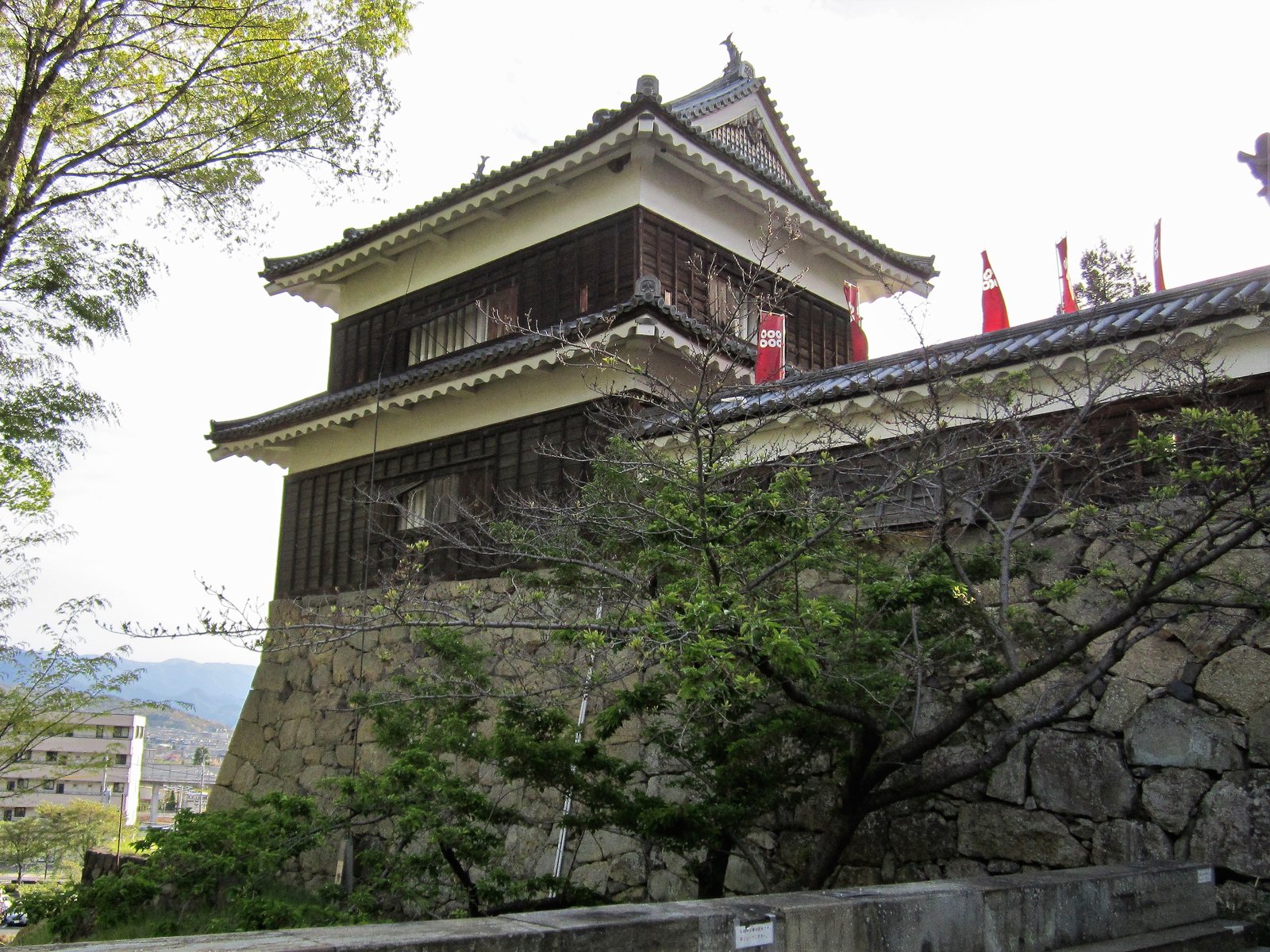 石垣の上にそびえる、上田城の南櫓