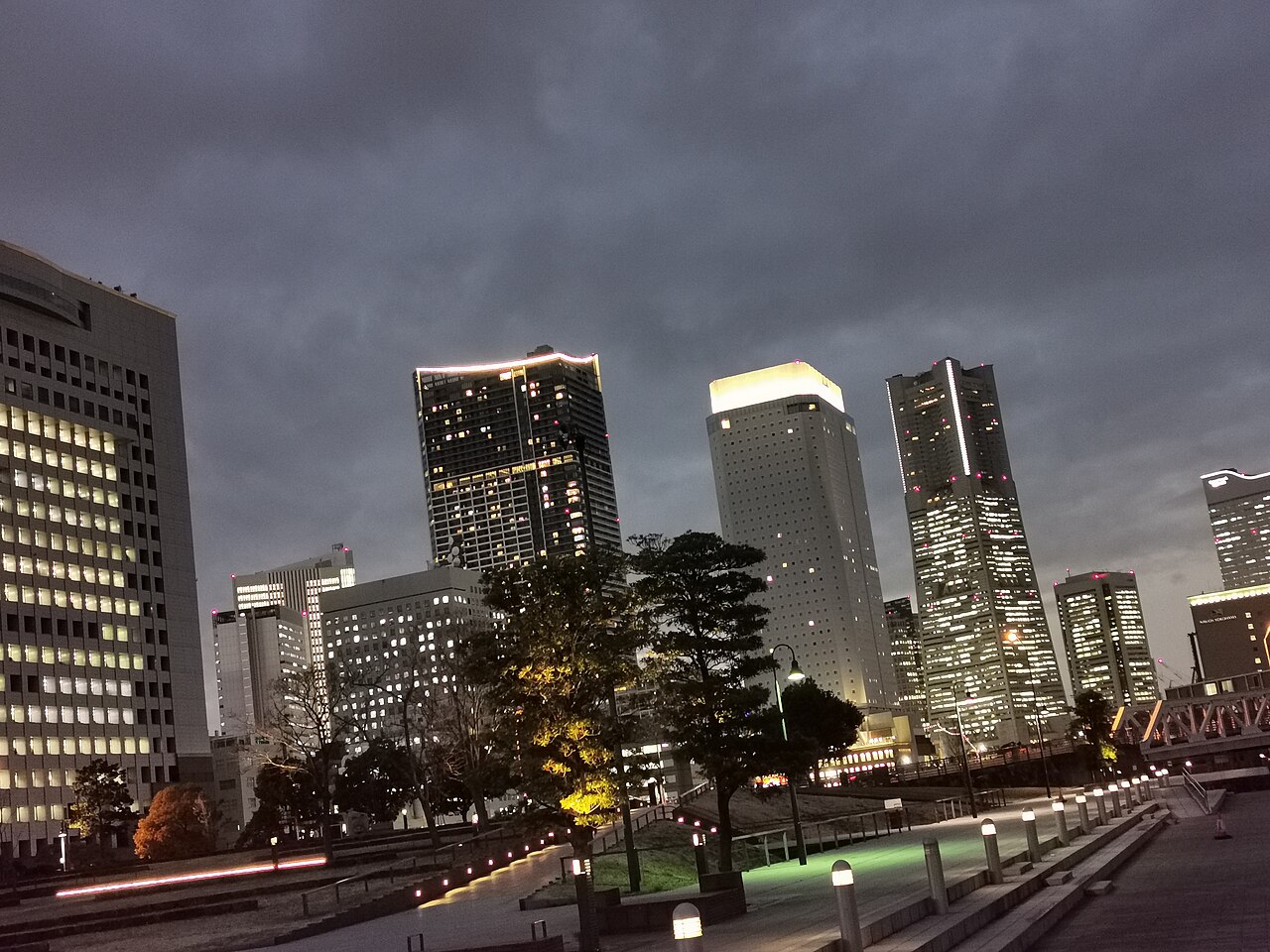 象の鼻パークから見た横浜みなとみらいの夜景の実写写真