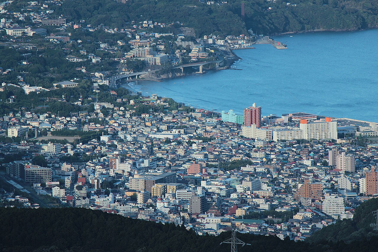 十国峠から見た湯河原の市街地の実写写真