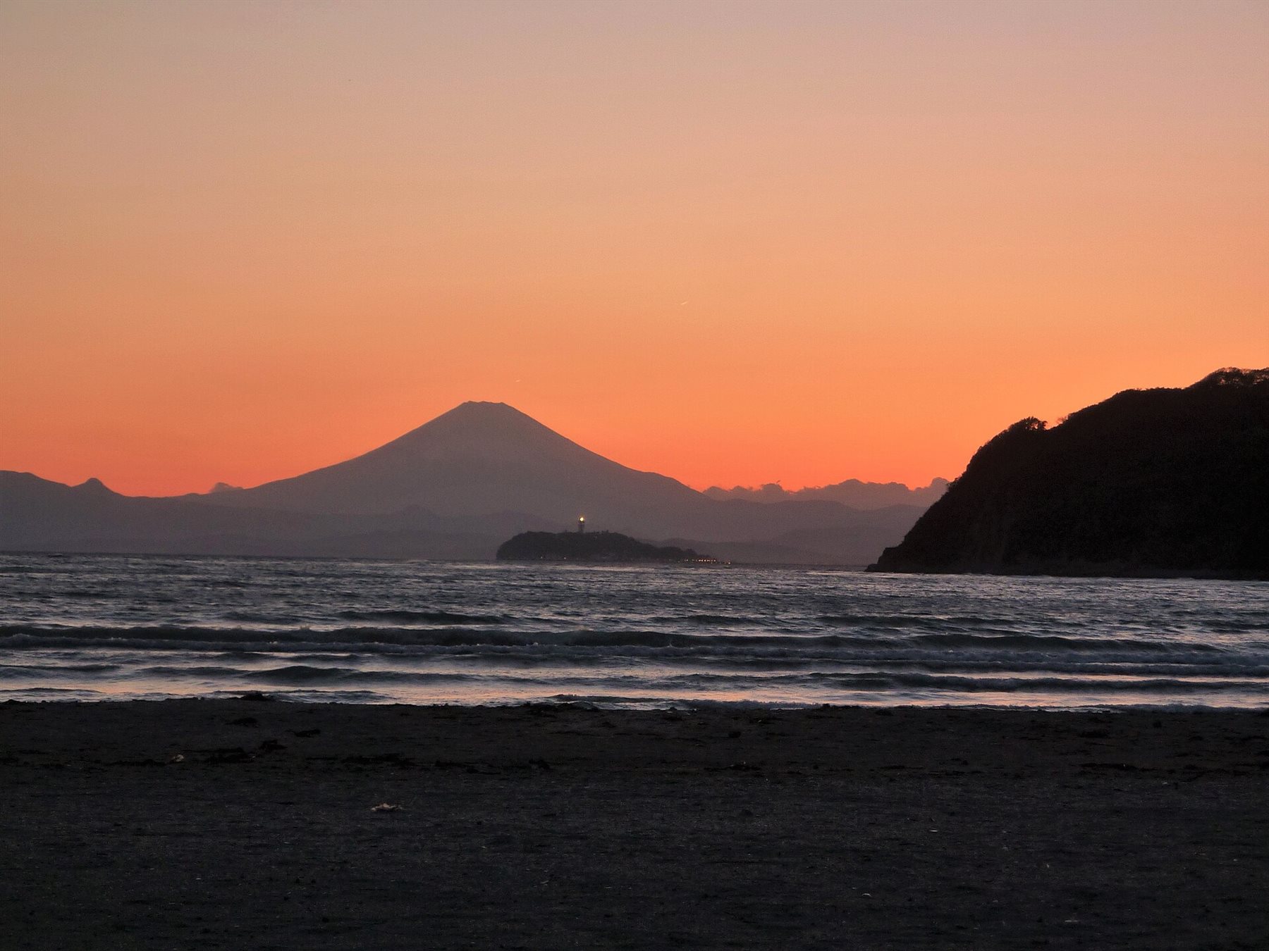 逗子海岸から望む江の島と富士山